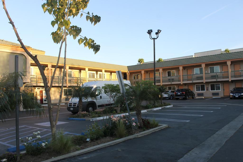 הות'ורן El Rancho Inn מראה חיצוני תמונה