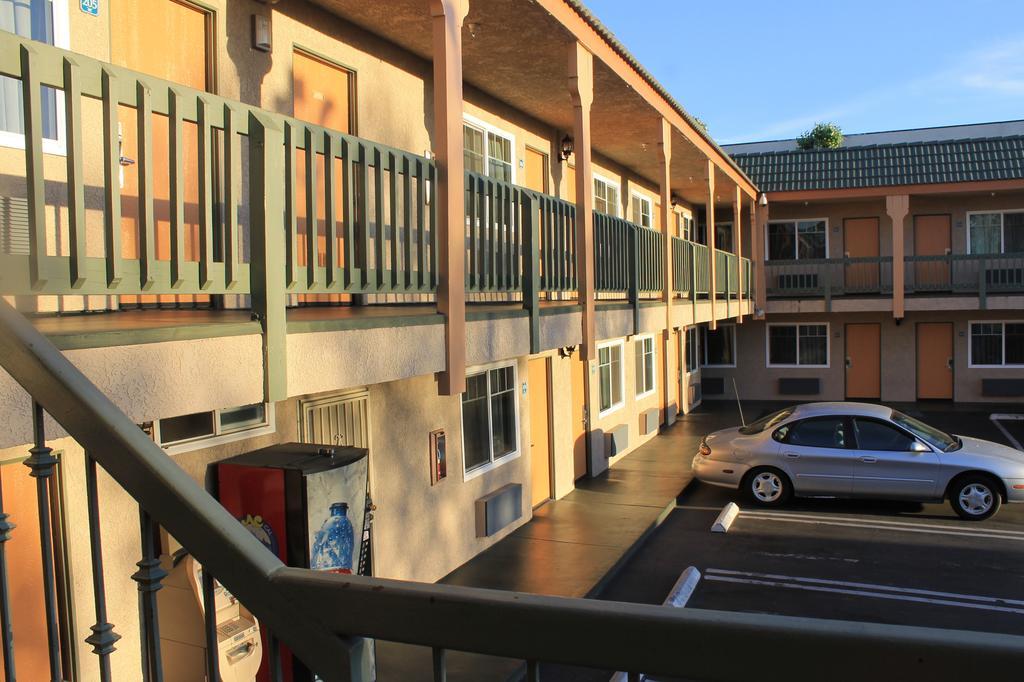 הות'ורן El Rancho Inn מראה חיצוני תמונה