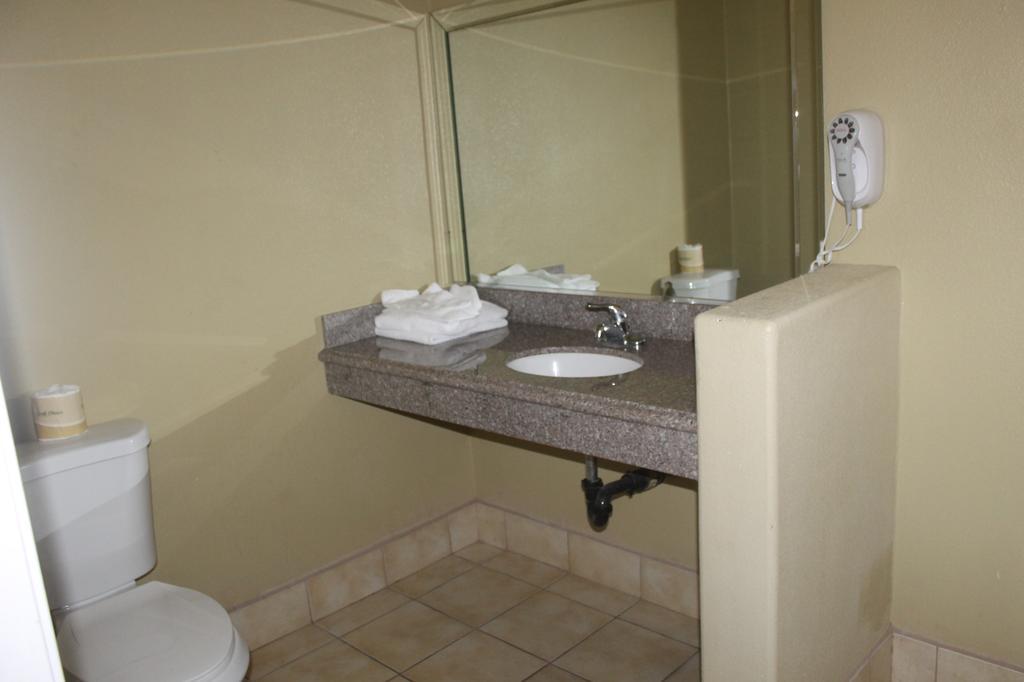 הות'ורן El Rancho Inn חדר תמונה